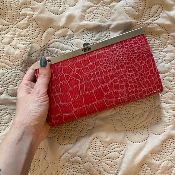 Red faux crocodile leather clutch - Picture 8 of 13
